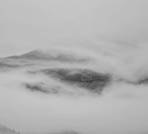 Montanha coberta por nuvens